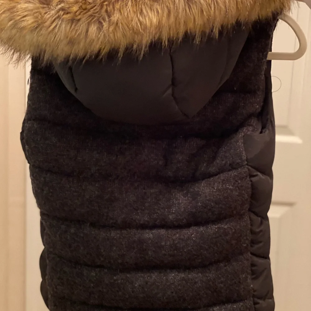 Black Zara Puffer Vest - Picture 2 of 3